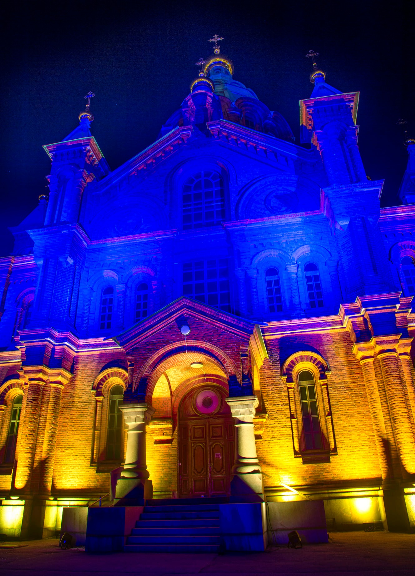 Kirkolliskokouksen inhimillinen arvovalinta: ukrainalaisten auttamiseen satsataan, vaikka tavoitteena ovat 100 000 euron säästöt