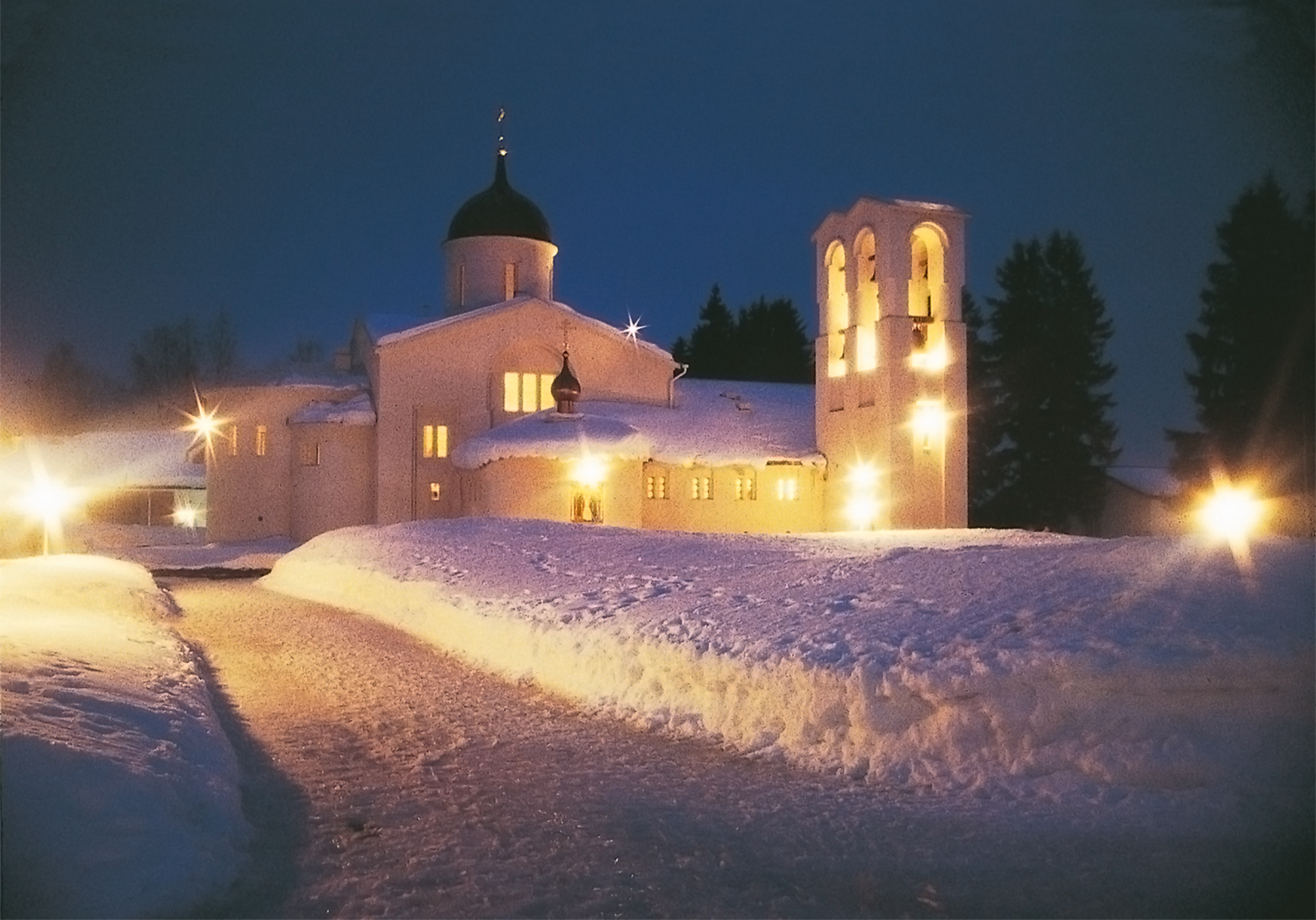 Valamon luostari talvella iltavalaistuksessa