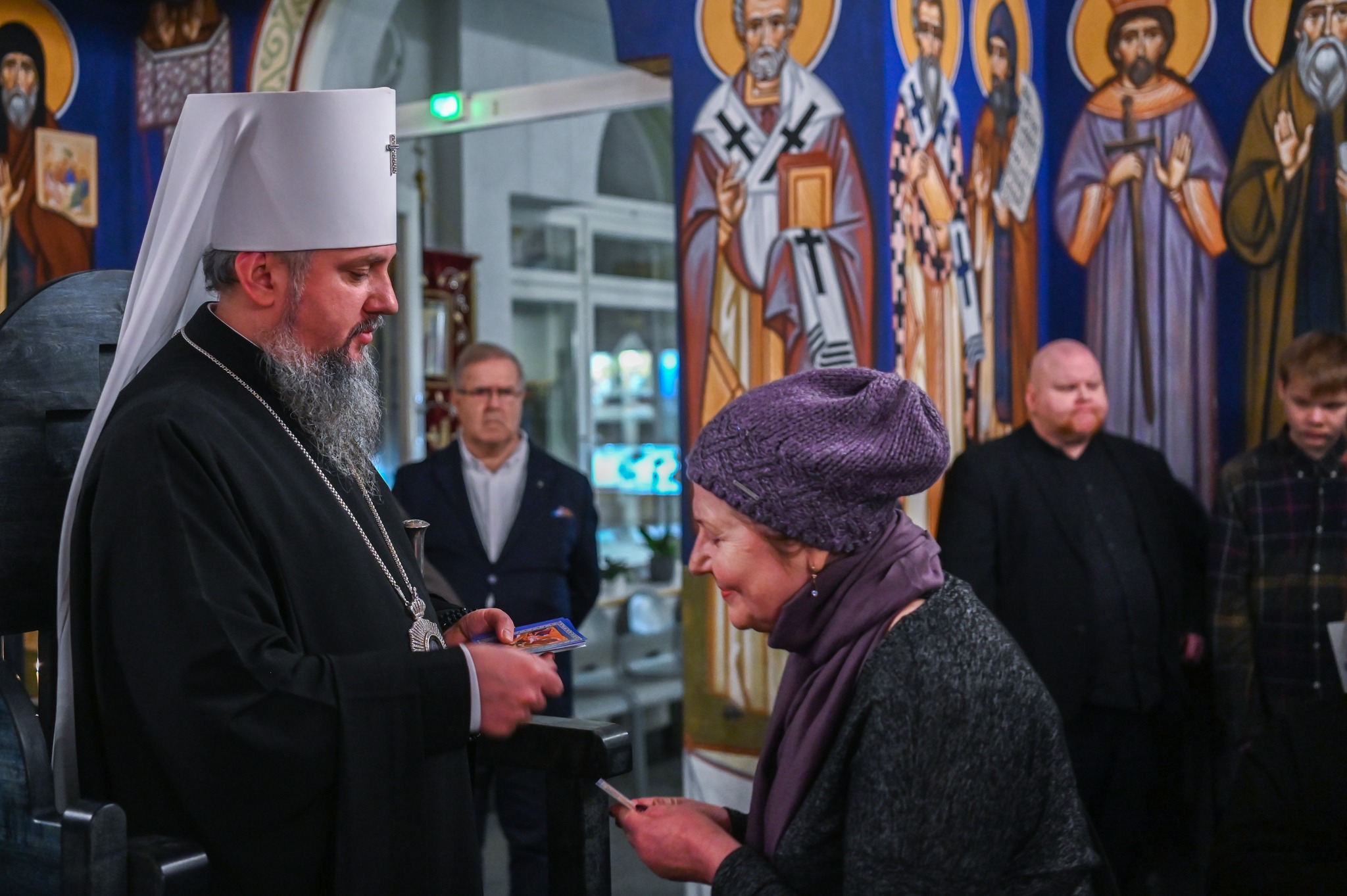 Metropoliitta Epifani siunaa kirkkokansaa Pyhittäjä Herman Alaskalaisen kirkossa joulukuussa 2023