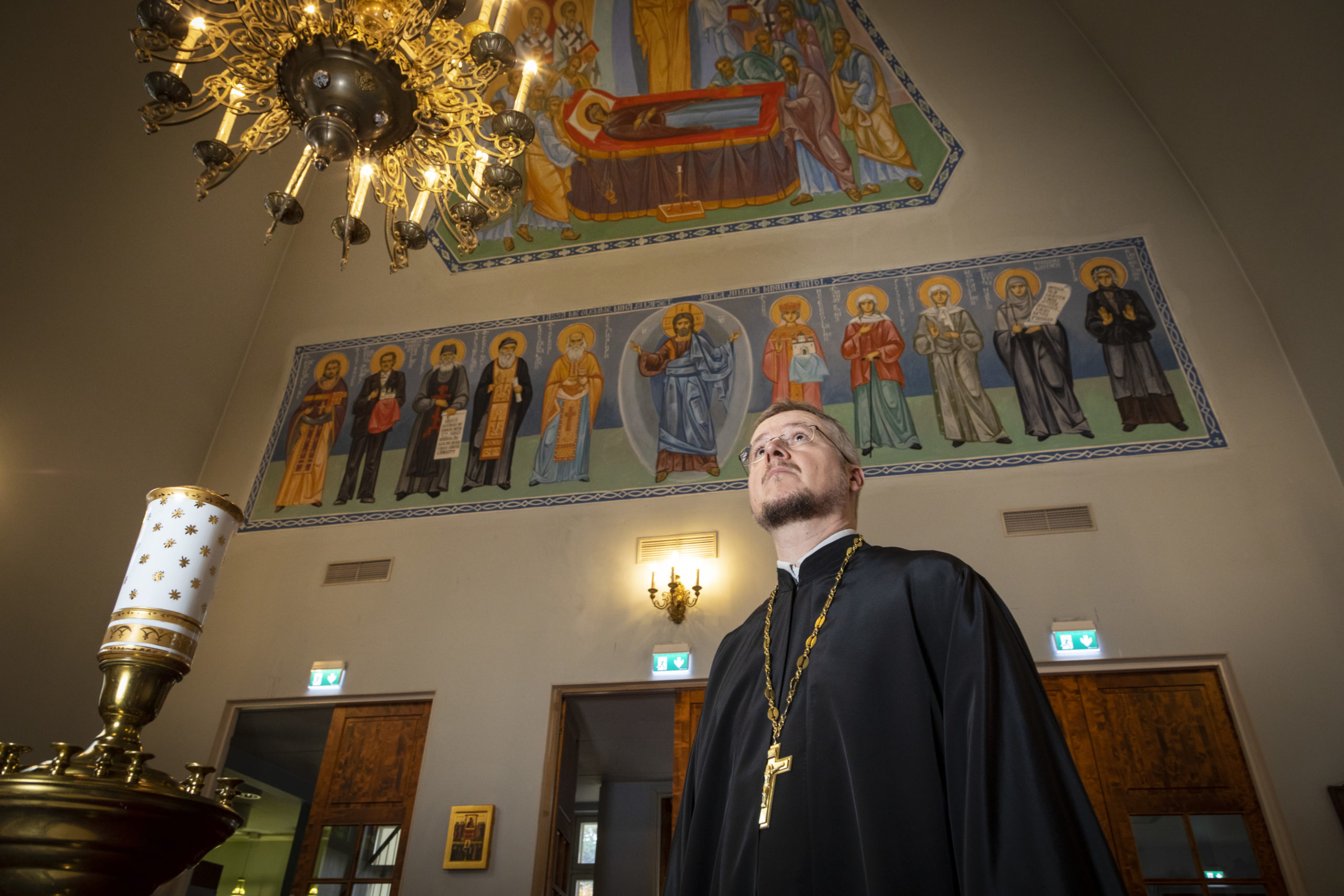 Ortodoksipappi Mikael Sundkvist Tikkurilan ortodoksisessa kirkossa