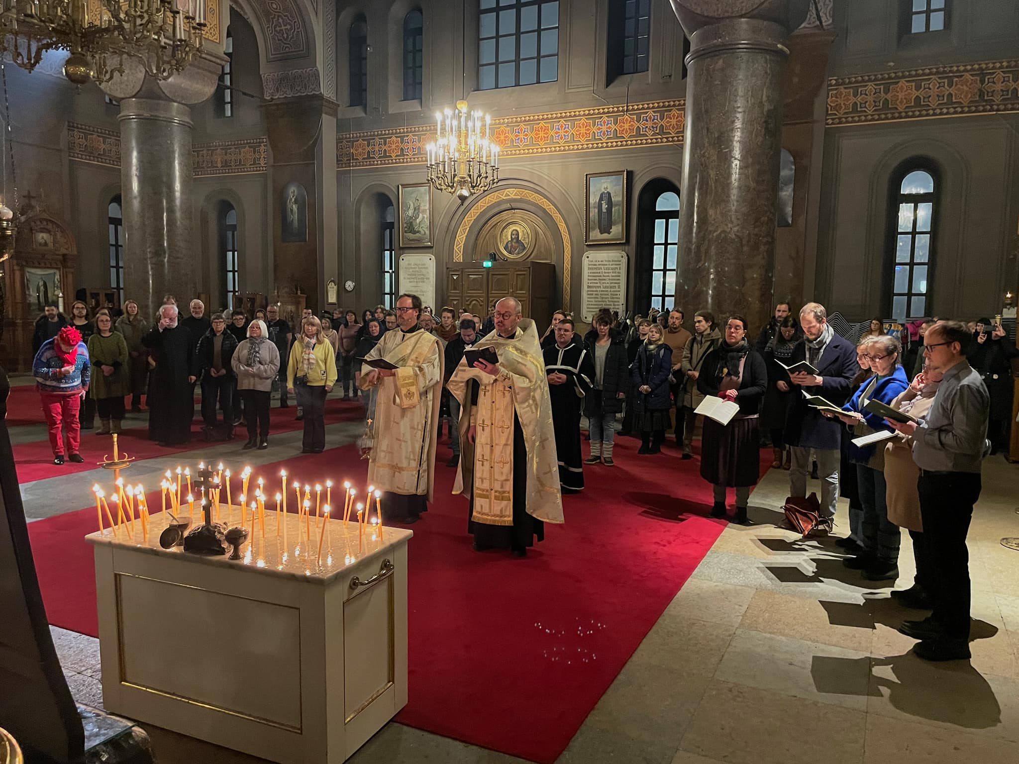 Aleksei Navalnyille toimitettiin panihida Uspenskin katedraalissa – koolle saapui pikaisesti toistasataa rukoilijaa