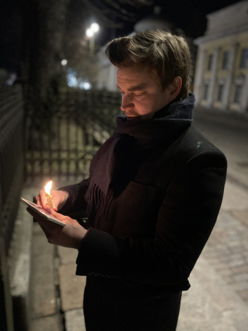 Dimitri Qvintus Pyhän Kolminaisuuden kirkon edessä Helsingissä pääsiäisenä 2020