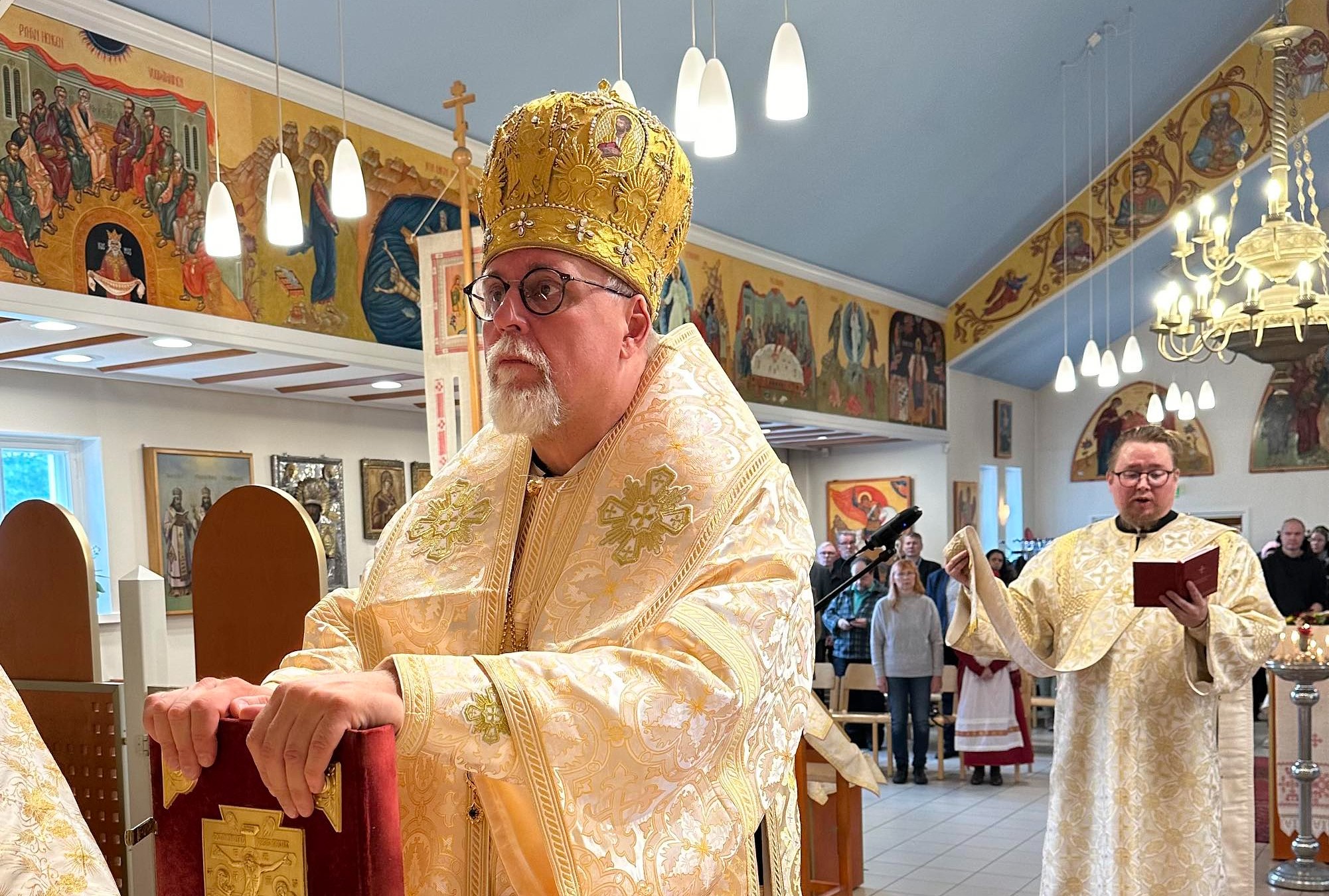 Oulun metropoliitta Elia kirkossa ikonostaasin edessä