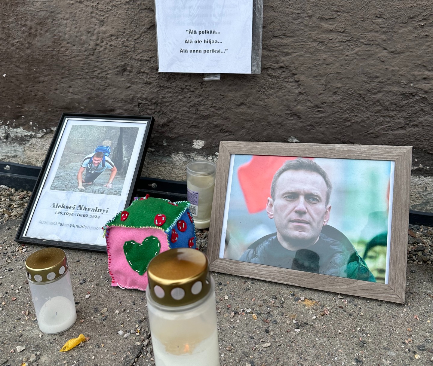 Kajaanissa ortodoksisen kirkon ovensuuhun syntyi Aleksei Navalnyin muistopaikka, jota ehdotti venäläinen perheenisä