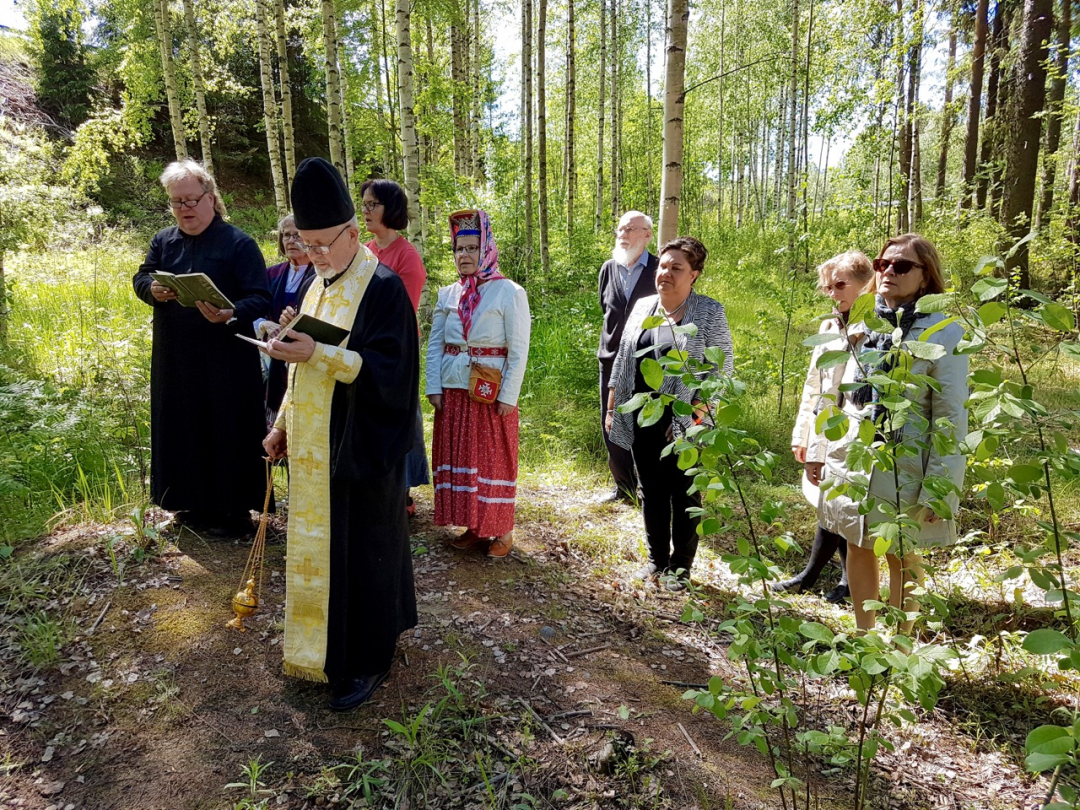 Heinolan bussiturman paikalla toimittaa palvelusta isä Matti Lipitsäinen vuonna 2019