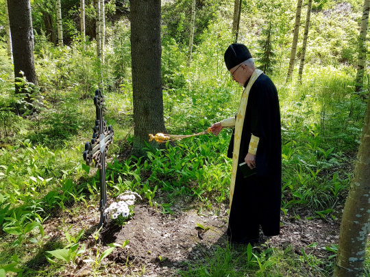 Heinolan bussiturman paikalla toimittaa palvelusta isä Matti Lipitsäinen vuonna 2019