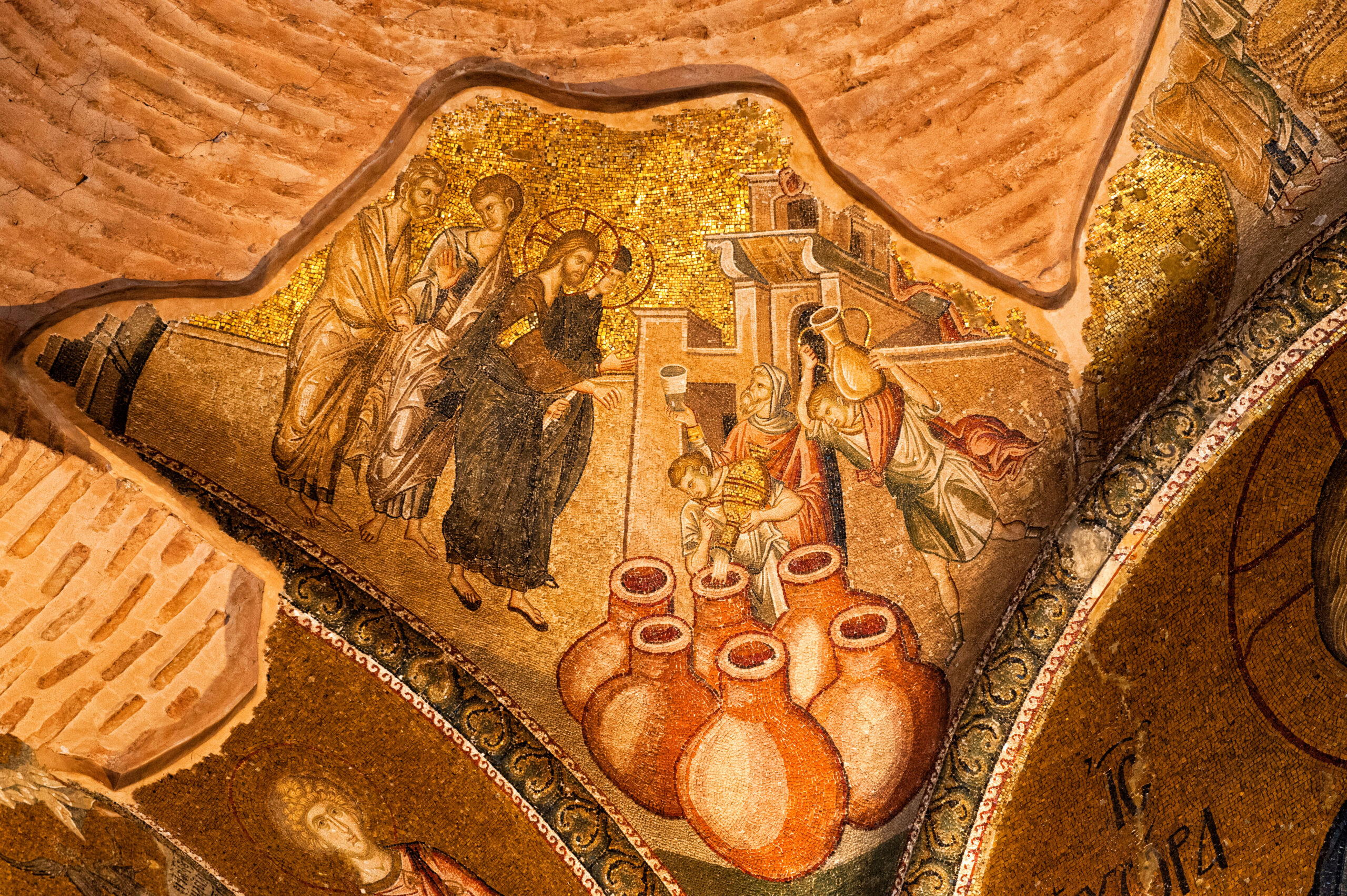 Minisaarna: Kaanan häissä Jeesus muuttaa veden viiniksi