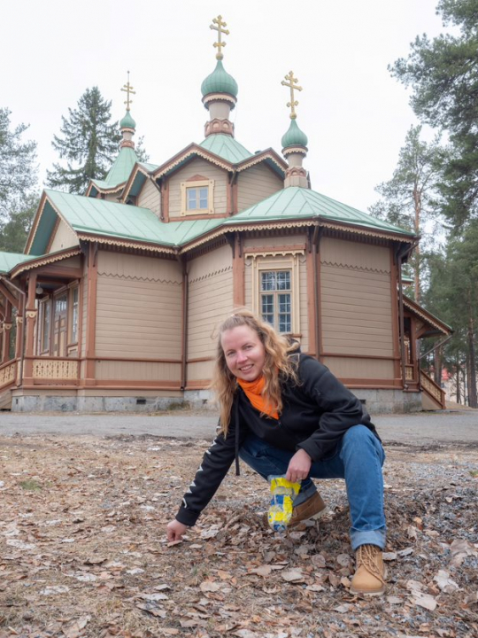 Marja Simonen keräämässä roskia 2024