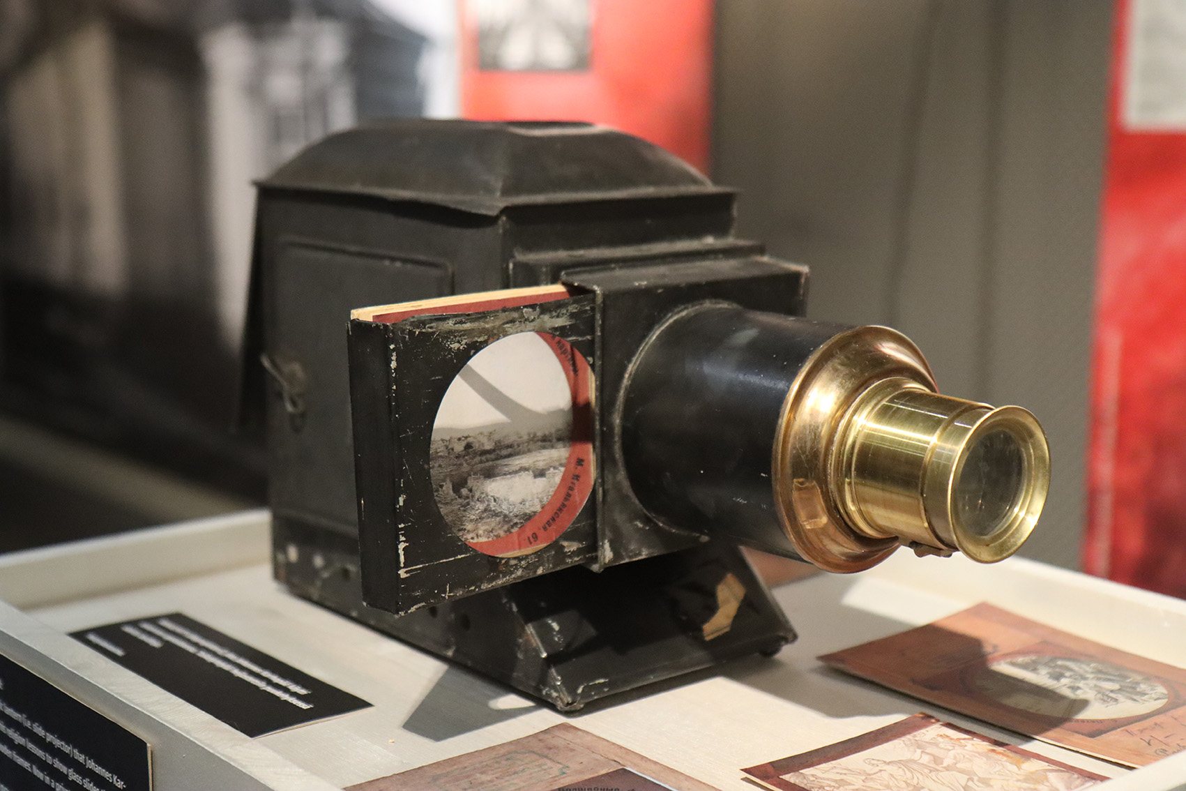 Vanha kuvaprojektori eli "taikalyhty" kirkkomuseo RIISAn kokoelmista