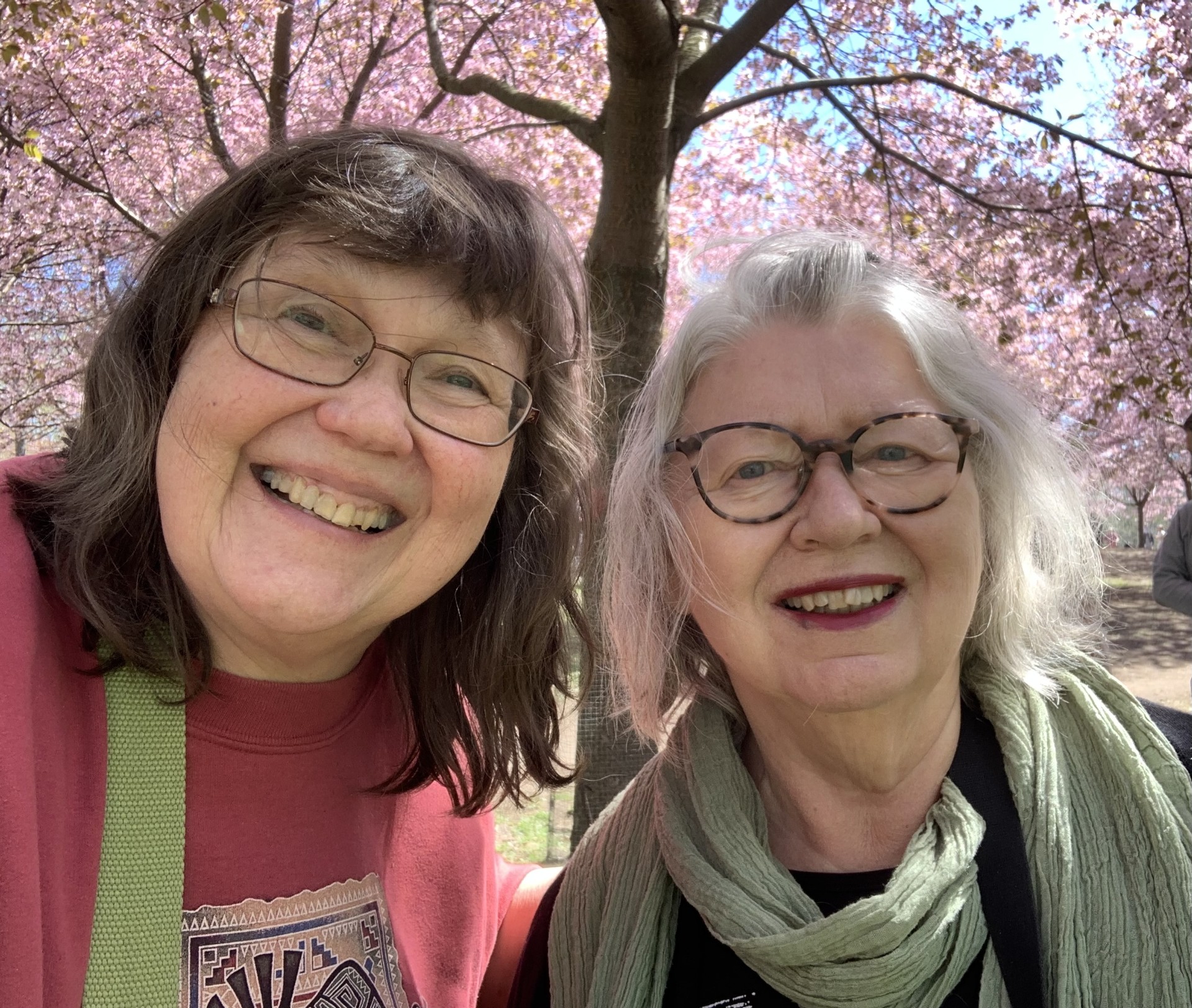 Soili Perkiö ja Hannele Huovi rohkaisevat kanttoreita säveltämään lapsille: Kirkossa kiemurtelu -laululle olisi tilausta