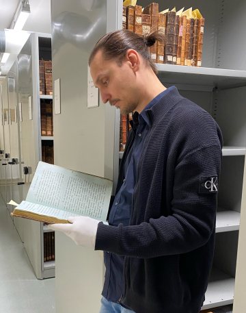 Tutkija Pasi Hyyti&auml;inen Valamon luostarin kirjastossa 2024