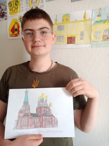 Roman Ukrainasta esittelee piirustusta Tampereen ortodoksisesta kirkosta