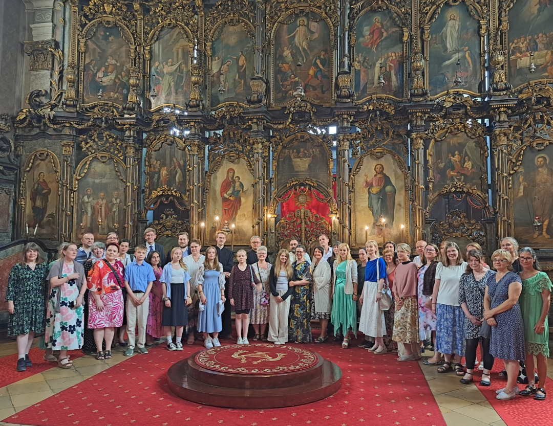 Serbian vierailulla oleva kuoro pyhäkössä 2024