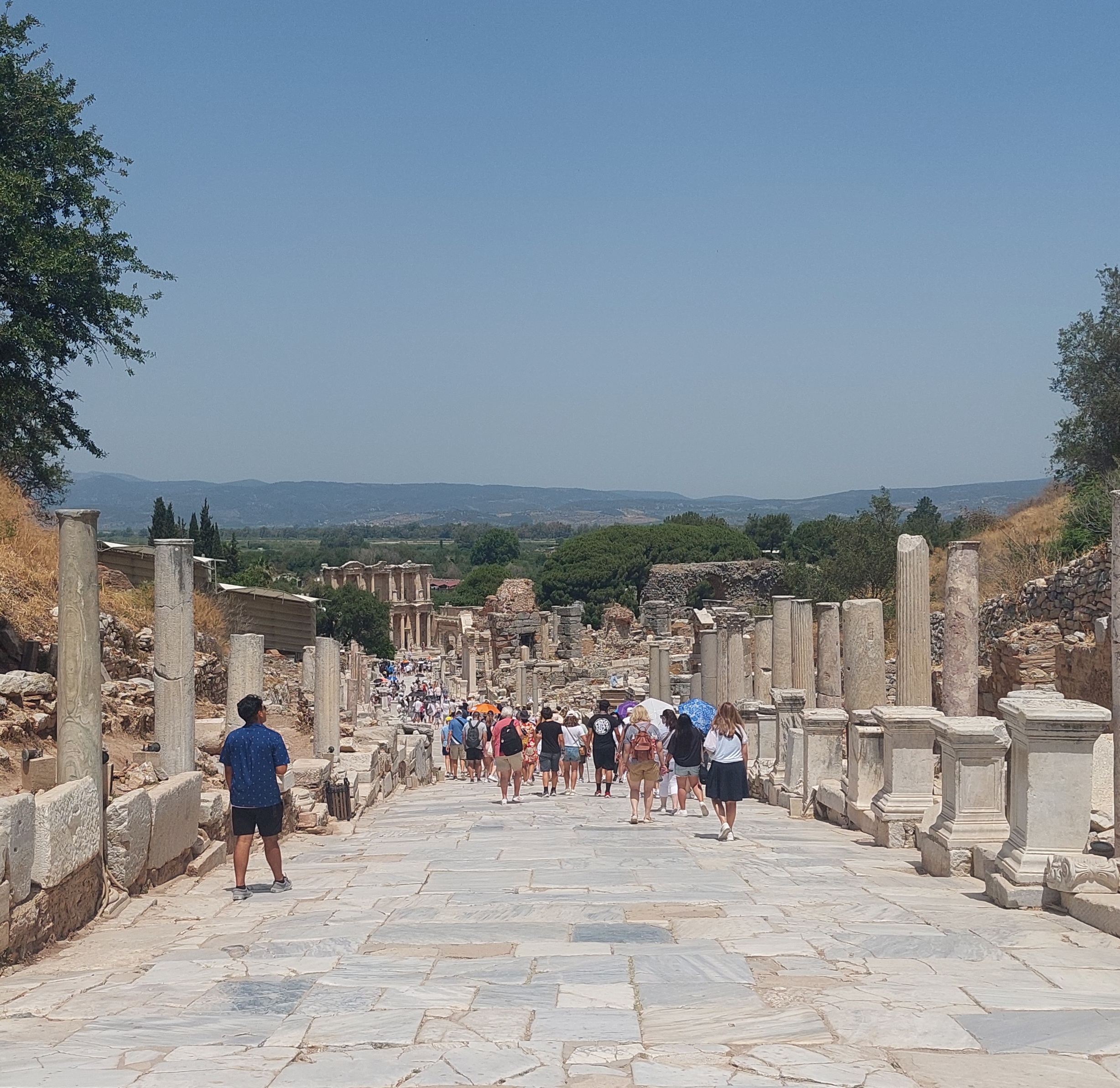 Magdalan Marian jalanjälkiä etsimässä: Ranskalaisesta kalastajakylästä Efesoksen kaduille