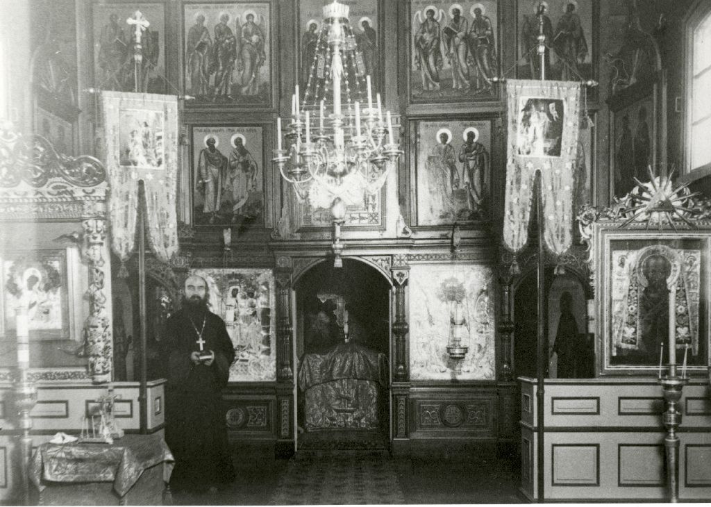 Pieni kirkkokierros -näyttely vie aikamatkalle menetetyn Karjalan ja Petsamon pyhäkköihin