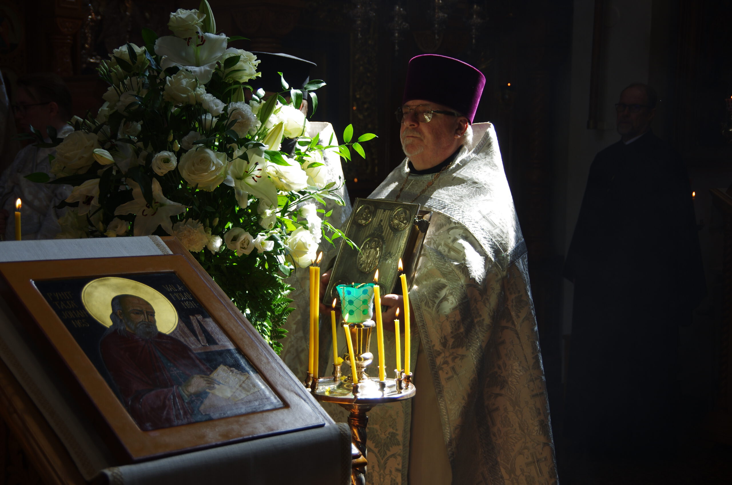 Rovasti Sergius Colliander 75 vuotta: Paluu kotiluostarin kirkkoon kulki maailman kautta
