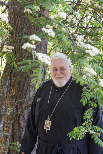 Arkkipiispa Leo k&auml;velee puutarhassa