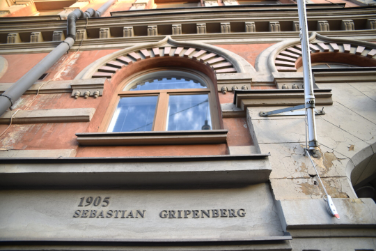 liisankatu 29-n rappaus halkeilee