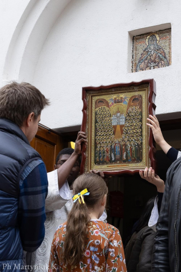Kiovan luolaluostarin pyhien ikoni ristisaatossa kannateltavana