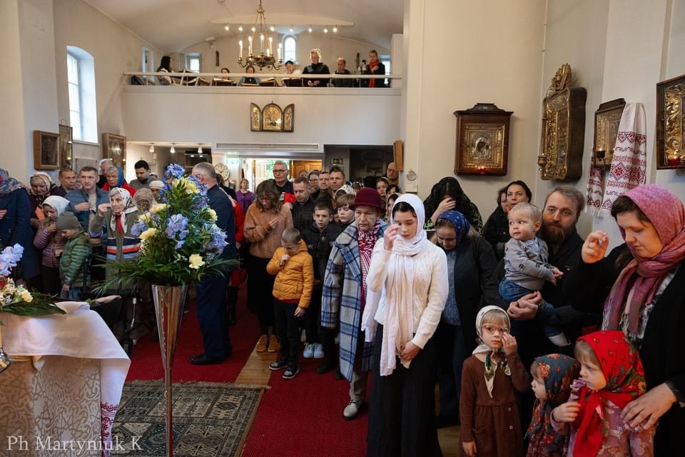 Kirkkokansaa jumalanpalveluksessa Pyh&auml;n profeetta Elian kirkossa 2024