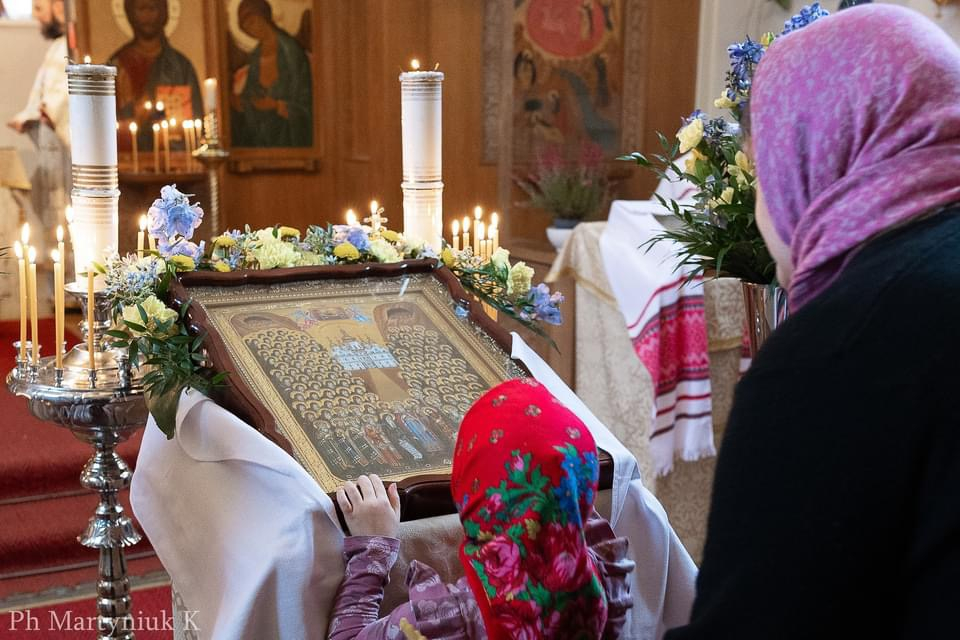 Ukrainalaisia kunnioittamassa ikonia 2024