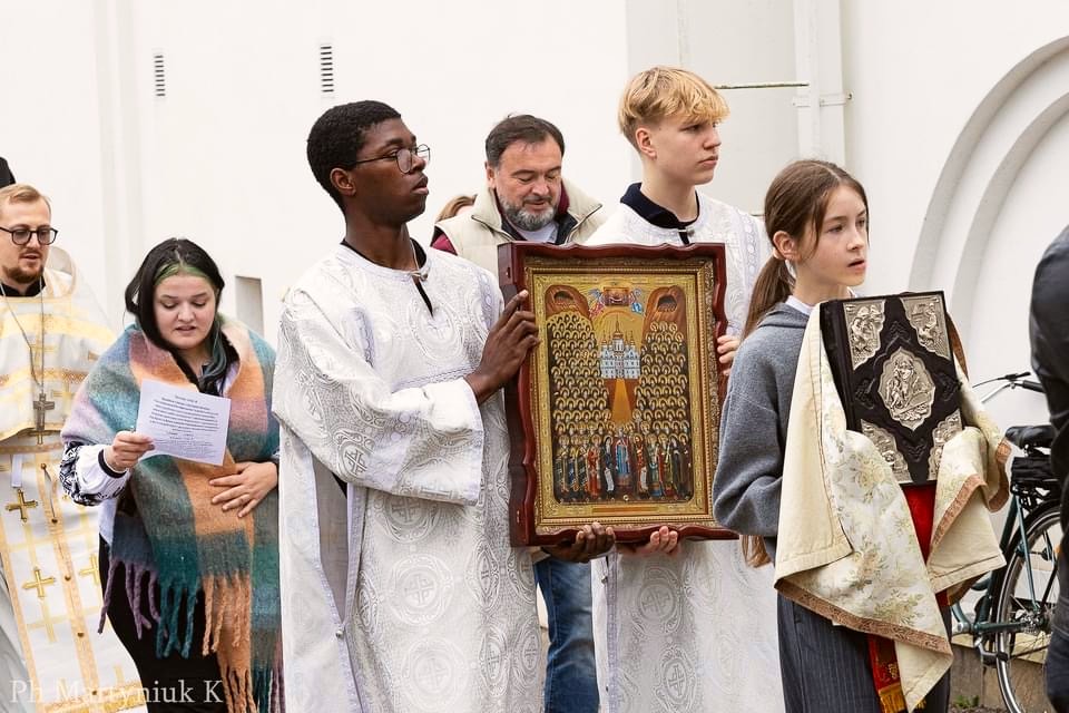 Kiovan luolaluostarin pyhien reliikki-ikoni ristisaatto 2024