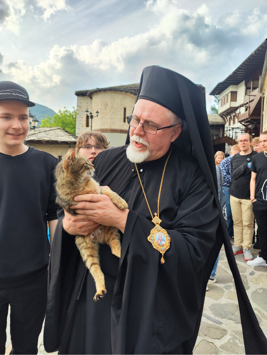 Metropoliitta Elia kissa syliss&auml;&auml;n Pohjois-Makedoniassa 2024