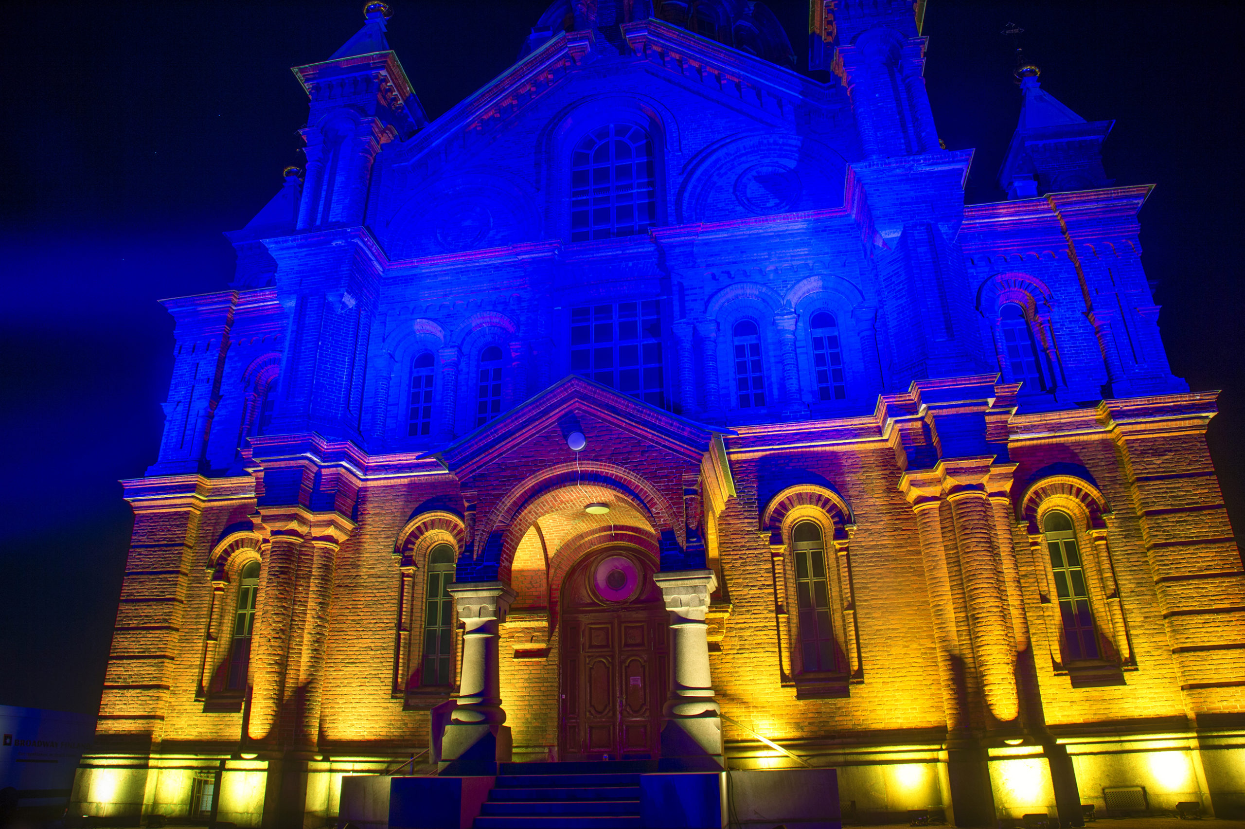 Kuopion ja Karjalan metropoliitta Arsenin sihteerinä keskiviikkoon saakka toiminut henkilö kirjoitti sosiaalisessa mediassa Venäjän ortodoksista kirkkoa ihannoivia kommentteja. Samaan henkilöön liittyvä outo tapahtumaketju johti myös kirkon palvelukeskuksen johtajaan kohdistuneeseen vakavaan uhkaukseen. Helsingin ja koko Suomen arkkipiispa Leo tähdentää, että sihteerin mielipiteet ovat räikeässä ristiriidassa kirkkomme linjan kanssa. Hän myös odotti metropoliitta Arsenin reagoivan alaisensa toimintaan. Tors