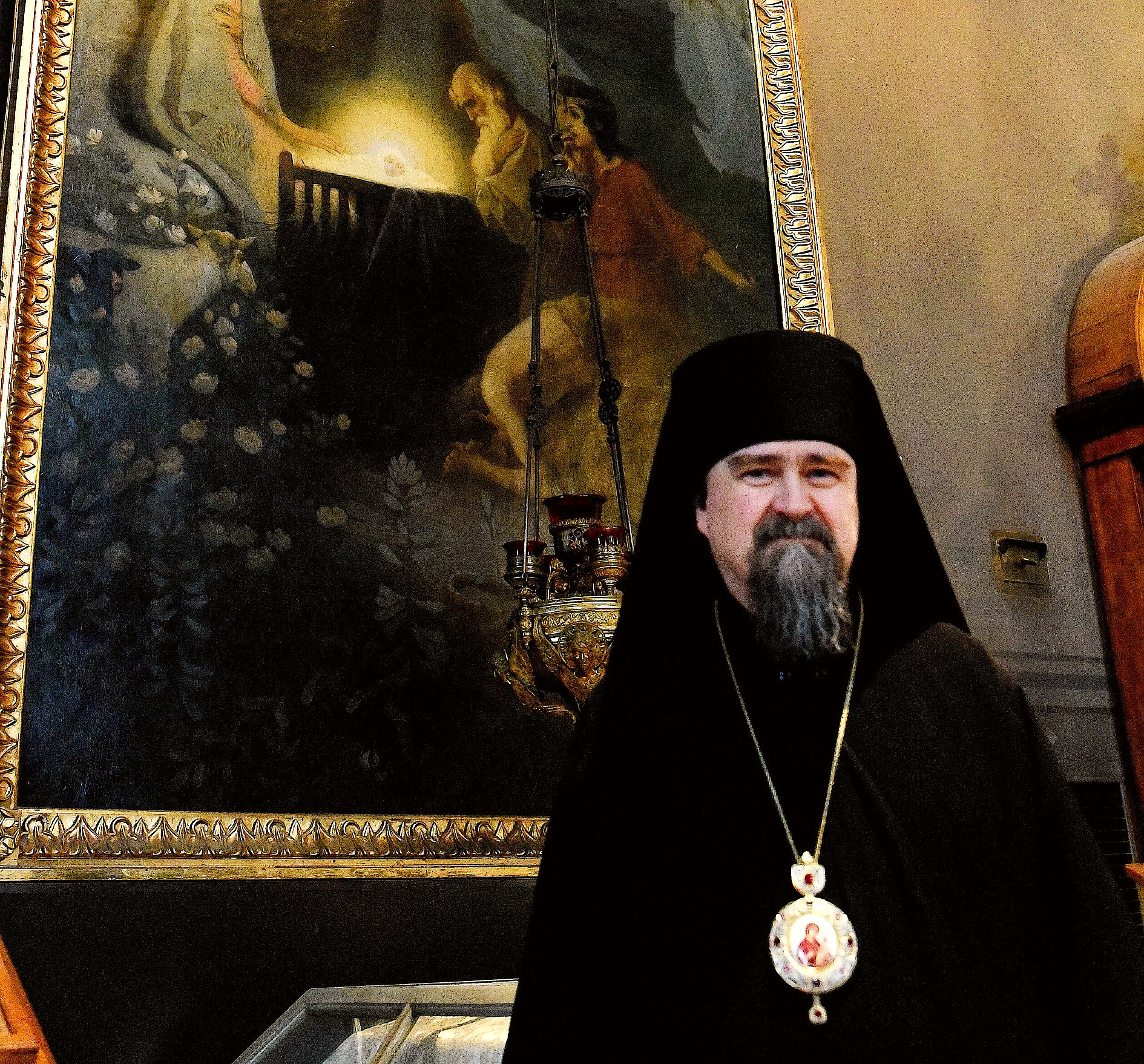 Haminan piispa Sergei jouluikonin äärellä Uspenskin katedraalissa joulukuussa 2024