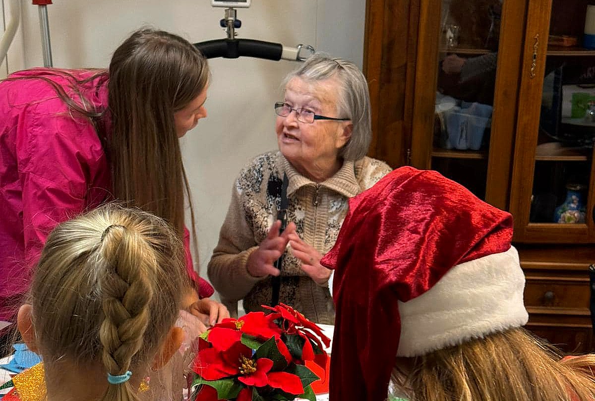 Joulun odotusta hoivakodissa: Milo-koira pukeutuu punaiseen nuttuun, ja kotikirkkoon pääsee vaikka pyjamassa