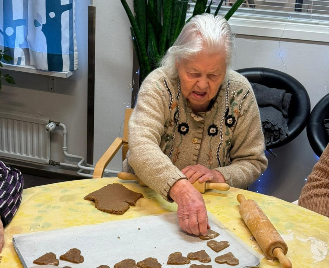 Vanhus leipoo piparkakkuja hoivakoti helenassa