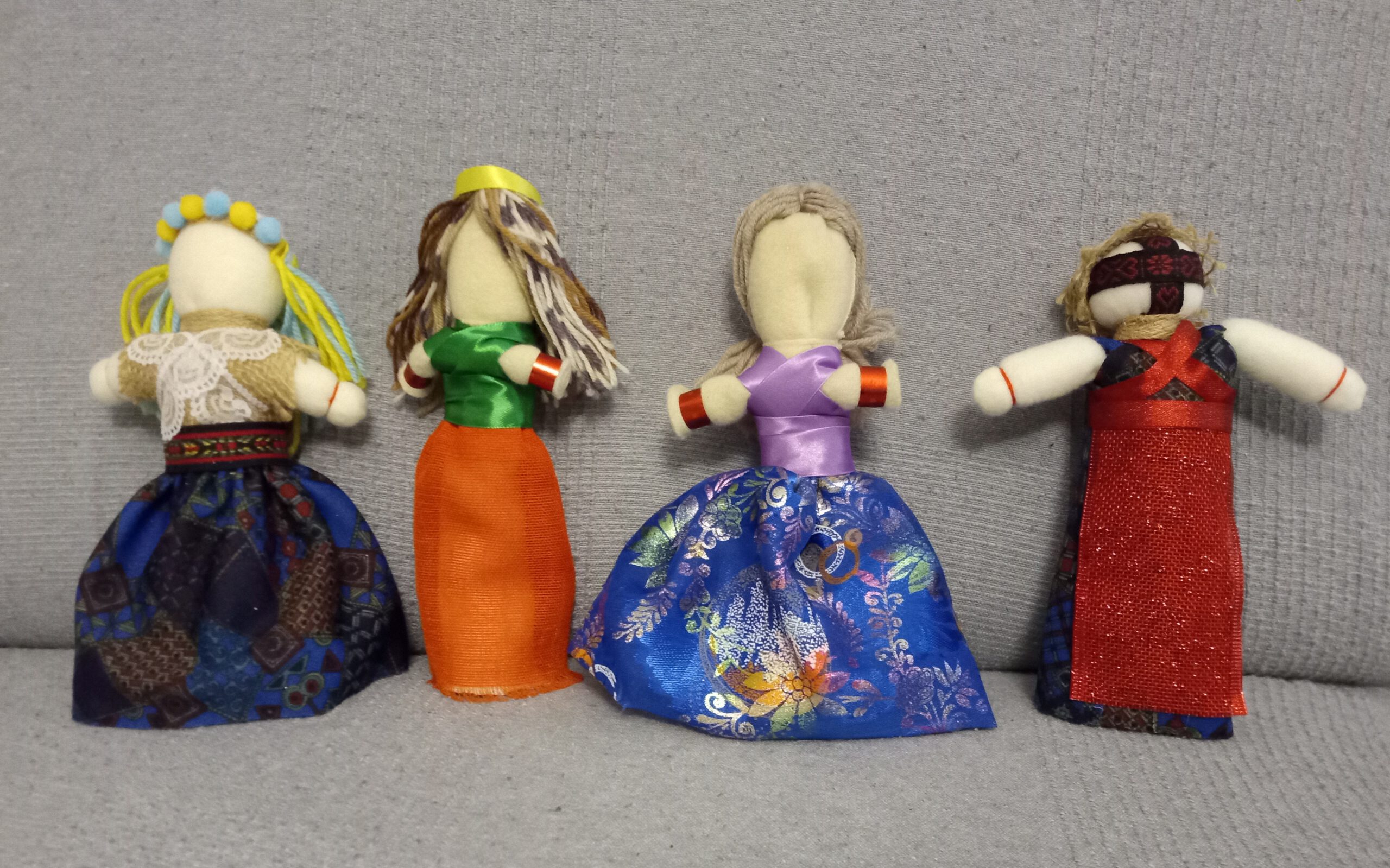 Ukrainalainen Mariia tekee ristin muotoisia motanka-nukkeja, joita ei saa pistää eikä leikata