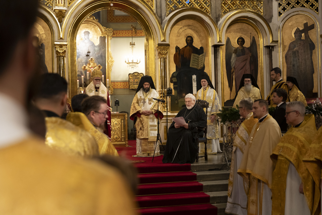 Yksi liikuttavimmista hetkist&auml; koettiin, kun el&auml;kkeelle j&auml;&auml;nyt ja yli 50 vuotta kirkkoamme pappina ja piispana palvellut arkkipiispa Leo piti kehotuspuheen seuraajalleen.