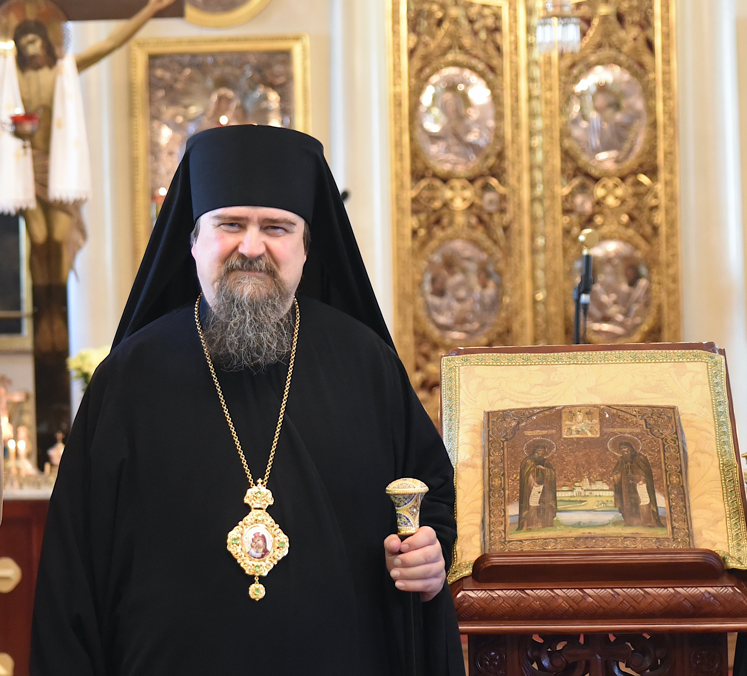 piispa-sergei-nimipaivanaan-kolminaisuuden-kirkossa-ikonin-aarella