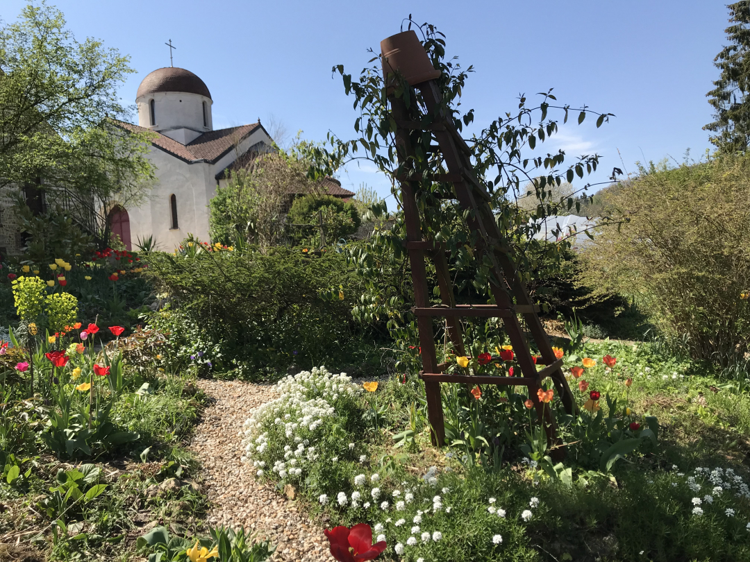 Bussy-en-Othen kyl&auml;n luostarin p&auml;&auml;kirkko puutarhasta katsottuna