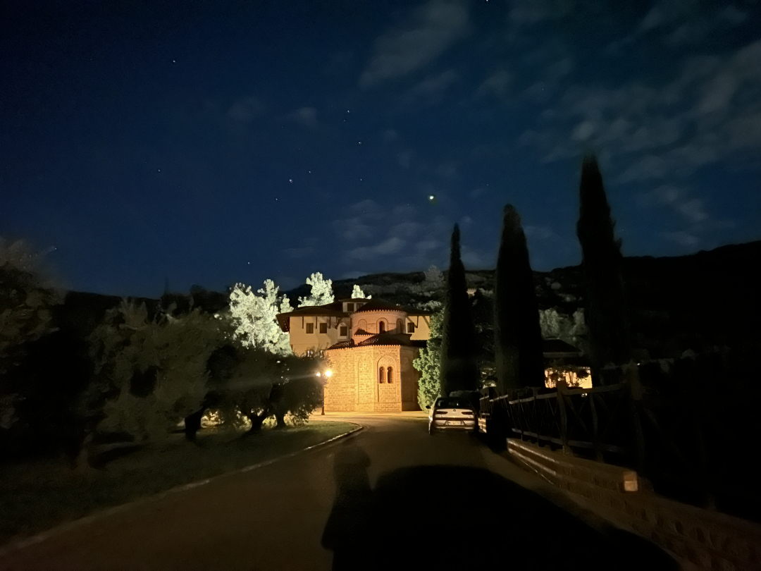 Sourotin luostarin Pyh&auml;n Johannes Teologin kirkko aamupalveluksen alkaessa