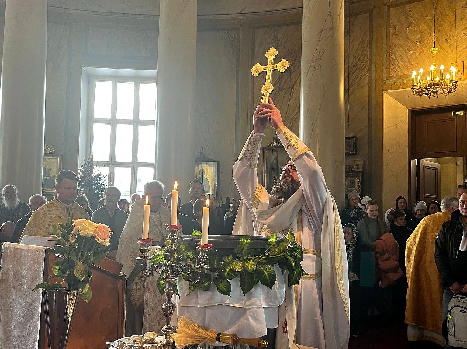 Isä Ioannis Lampropoulus toimittaa teofanian palvelusta Turussa