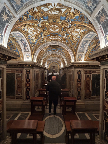 Pyh&auml;n Pietarin kappeli, tunnettu my&ouml;s Clementine-kappelina sijaitsee Pietarinkirkossa Vatikaanissa maanalaisten hautakryptien alueella. Sen uskotaan merkitsev&auml;n paikkaa, jossa Pyh&auml; Pietari ristiinnaulittiin.