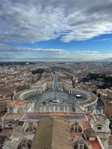 Pietarinkirkon kupolitasanteelta avautuu n&auml;kym&auml; Vatikaaniin ja Rooman kaupunkiin