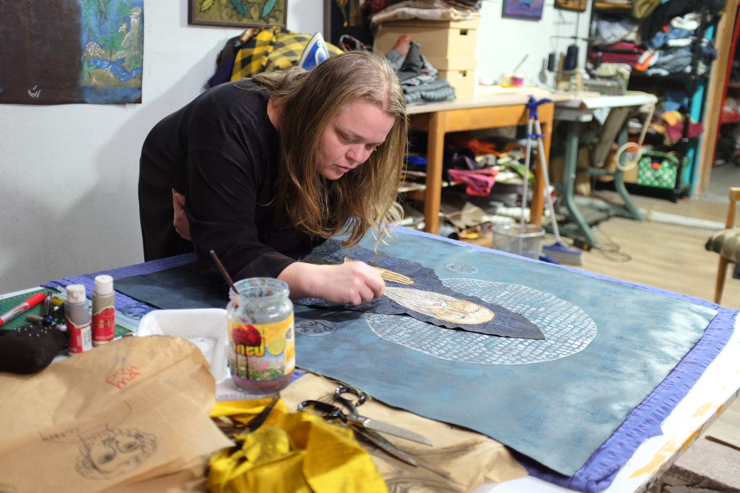 Marija valmistaa omaperäisiä ikoneita kierrätysmateriaaleista – lähtö luostarista jätti ikuisen ikävän