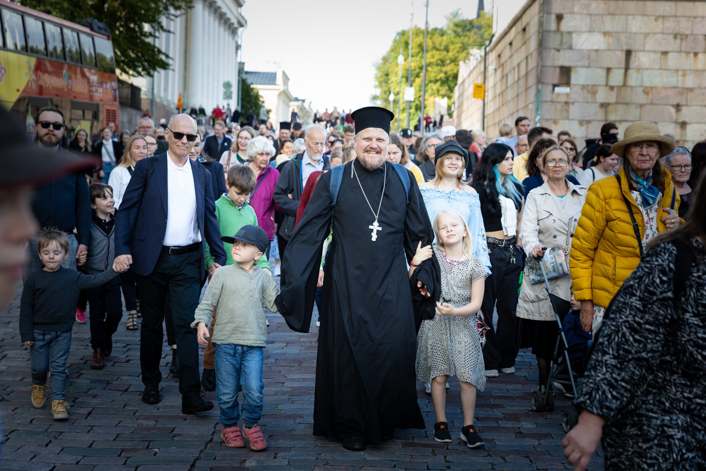 Kirkkokansaa saapumassa Uspenskin katedraalille syksyllä 2023