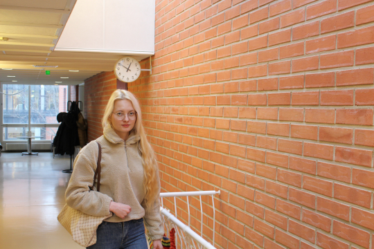 Iida Alander kävelee koulun käytävällä