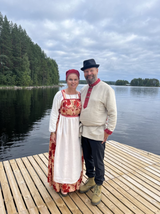 Mika  ja Miia Saatsi j&auml;rven rannalla