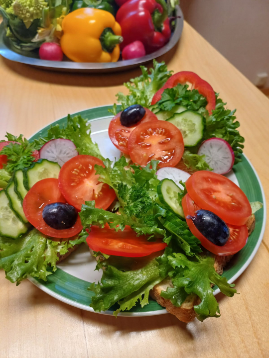 Vihanneksia pöydällä