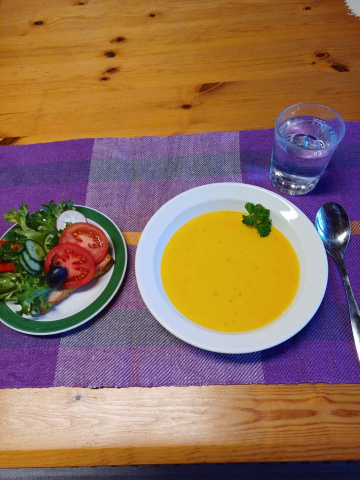 Paastoruokaa valmiiksi katettuna