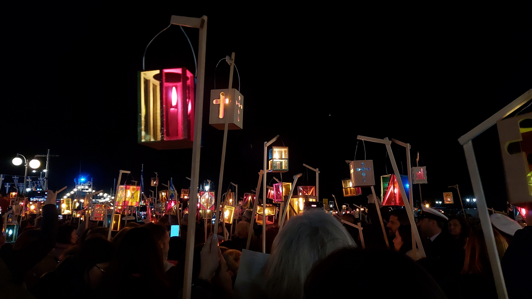 Lyhtyjuhla Neitsyt Marian ilmestymisen ikonin juhlana 2025 Kreikassa Tinoksella