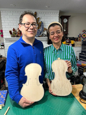 Natanael ja Veronica Sasaki esittelev&auml;t rakenteilla olevaa viulua