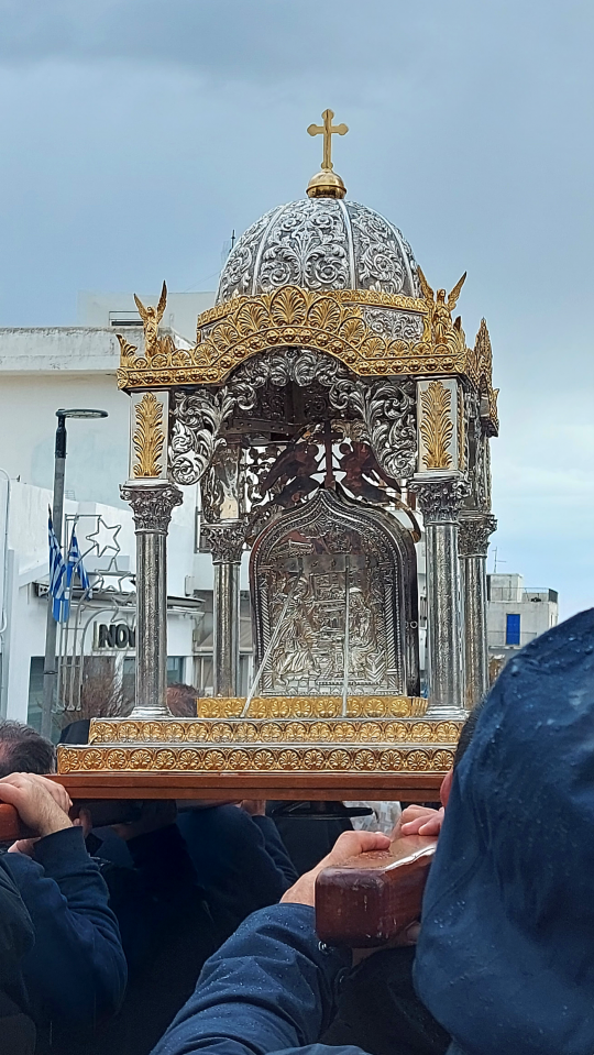 Neitsyt Marian ikonin ristisaatto Kreikassa Tinos-saarella