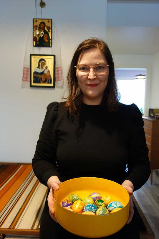 Pisanka-munia naisen tarjottimella