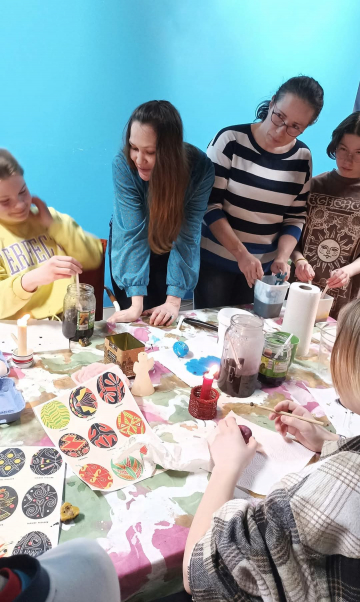 Ukrainalainen nainen opettaa pisanka-munien maalausta